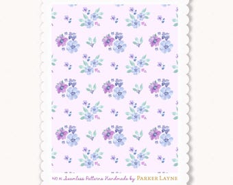 Puede incluir: Una tarjeta rectangular con borde festoneado que presenta un patrón floral repetitivo de acuarela con flores moradas y azules y hojas verdes sobre un fondo rosa claro. El texto NO AI Seamless Patterns Handmade by PARKER LAYNE está impreso.