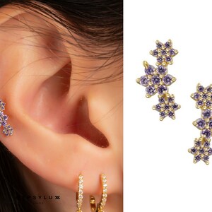 LILAC Tachuelas de triple flor, tachuelas de flores, pendientes de tachuelas de oro, tachuelas de oro, tachuelas cz, pendientes de tachuelas delicadas, tachuelas mínimas, tachuelas de pavimento, hélice