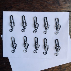 Set of 10 quality music musical treble clef coloured metal paper clips for stationary, cards, pictures, scrapbooking, art projects. 画像 8