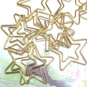 Set van 6 hoogwaardige goudkleurige metalen paperclips met 5 puntige sterren voor briefpapier, kaarten, scrapbooking en kunstprojecten. Ruimte, astronomie, maan.