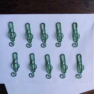 Set of 10 quality music musical treble clef coloured metal paper clips for stationary, cards, pictures, scrapbooking, art projects. 画像 7