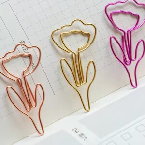 Set di 8 graffette metalliche di qualità a forma di tulipano color rosa, adatte per cancelleria, biglietti, immagini, scrapbooking e progetti artistici.