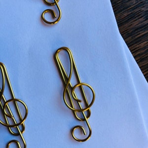 Set of 10 quality music musical treble clef coloured metal paper clips for stationary, cards, pictures, scrapbooking, art projects. image 3