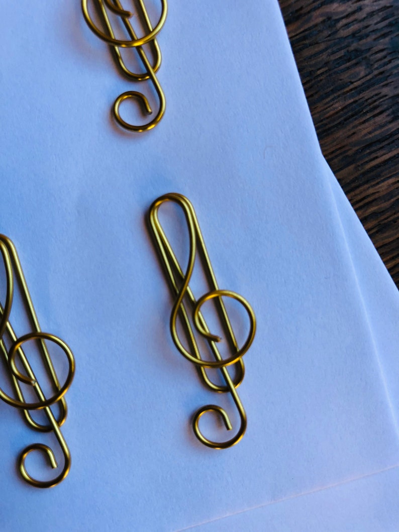 Set of 10 quality music musical treble clef coloured metal paper clips for stationary, cards, pictures, scrapbooking, art projects. 画像 3