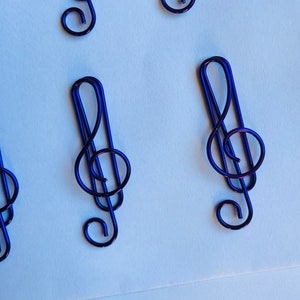 Set of 10 quality music musical treble clef coloured metal paper clips for stationary, cards, pictures, scrapbooking, art projects. 画像 2