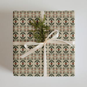 Carta da regalo floreale vintage / Design di arte popolare scandinava / Carta da regalo natalizia verde e rossa festiva / Sfondo beige /