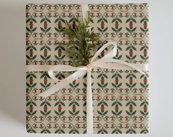 Vintage bloemen inpakpapier | Scandinavisch volkskunstontwerp | Feestelijke groene en rode kerstcadeauverpakking | Beige achtergrond |