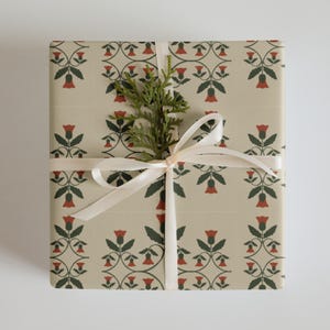 Carta da regalo floreale di ispirazione scandinava / Fiori rossi e verdi su sfondo crema / Carta da regalo per le feste / Fogli da tre