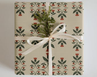 Scandinavisch geïnspireerde cadeauverpakking met bloemen | Rode en groene bloemen op een crèmekleurige achtergrond | Cadeaupapier voor de feestdagen | Vellen van drie