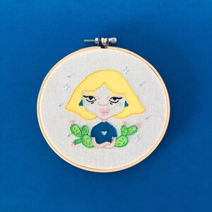 Wall decoration | Drawings and illustrations | Hand embroidery hoop | Embroidery art | Wall hanging | Girl in the desert