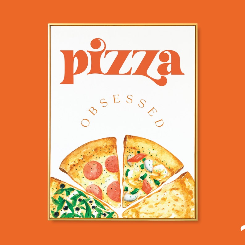 Puede incluir: Una impresi&oacute;n enmarcada blanca con la palabra "pizza" en letras naranjas y las palabras "obsessed" en un c&iacute;rculo alrededor de un gr&aacute;fico de cuatro rebanadas de pizza con diferentes ingredientes.