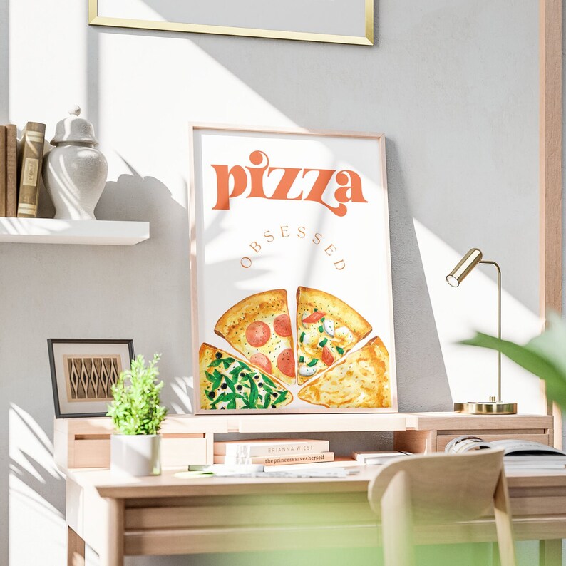 Puede incluir: Un p&oacute;ster blanco con el texto "pizza obsessed" en letras naranjas. El p&oacute;ster presenta una ilustraci&oacute;n de acuarela de cuatro rebanadas de pizza con diferentes ingredientes.