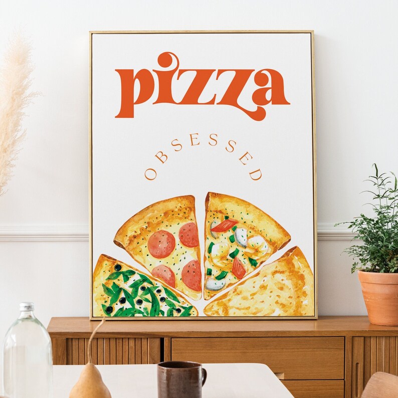 Puede incluir: Una impresi&oacute;n enmarcada blanca con el texto "pizza obsessed" en letras naranjas. La impresi&oacute;n presenta una ilustraci&oacute;n de acuarela de tres rebanadas de pizza con diferentes ingredientes.