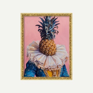 Könnte beinhalten: Ein Gemälde eines Ananasses, der einen weißen Spitzenkragen und ein blaues Kleid mit Blumenmuster trägt. Der Hintergrund ist hellrosa.