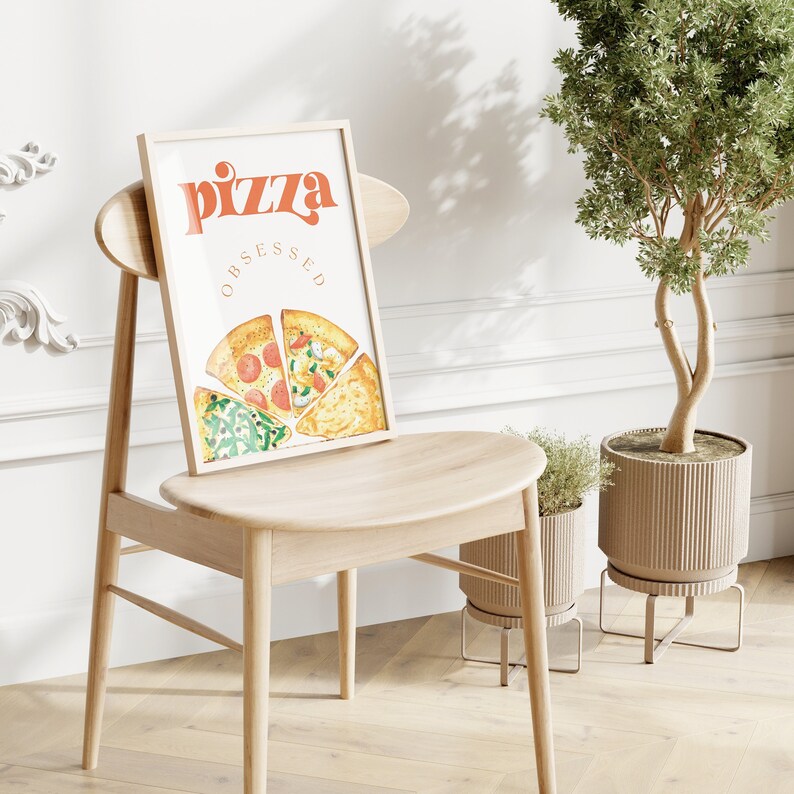 Puede incluir: Una impresi&oacute;n enmarcada con el texto "pizza obsessed" en letras naranjas. La impresi&oacute;n presenta una ilustraci&oacute;n de acuarela de una pizza cortada en rebanadas.