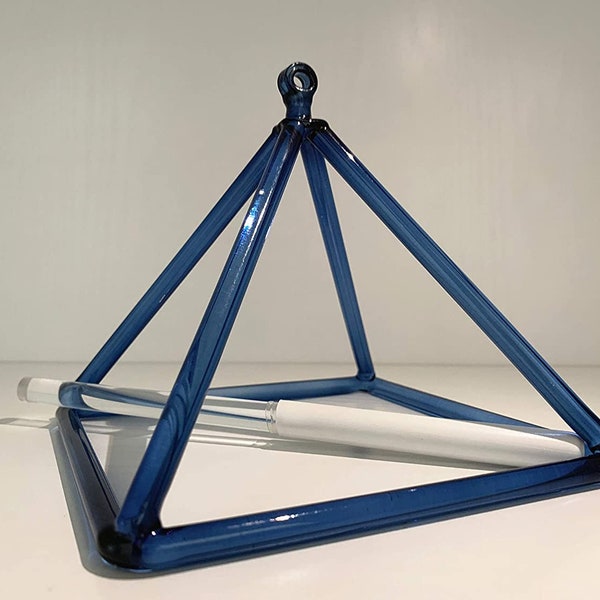 Pyramide de chant en cristal de 7 pouces avec l’attaquant en cristal en caoutchouc