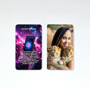 Può includere: Due carte oracolo. Una carta presenta un telefono con un centro luminoso e il testo "Messaggio Ancestrale". L'altra carta mostra una donna che tiene in braccio due cuccioli di leone, con il testo "Shamanic Clarity Oracle Deck."
