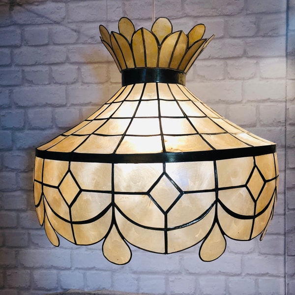 Opvallende vintage hanglamp gemaakt van Capiz schelppanelen zorgt voor goudkleurig licht