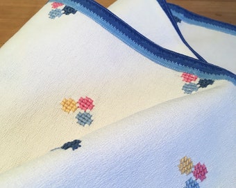 Embroidered vintage tablecloth/tablecloth - handmade