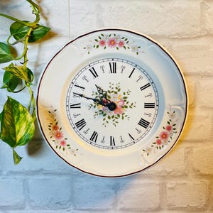 Wall clock in a plate design made of porcelain for the kitchen with floral motifs