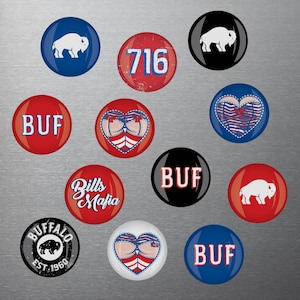 Könnte beinhalten: Ein Set mit 11 runden, bunten, bedruckten Magneten mit verschiedenen Designs. Die Magnete zeigen Bilder von einem Büffel, einem Herzen, den Worten "BUF" und "Bills Mafia" sowie die Zahl "716".