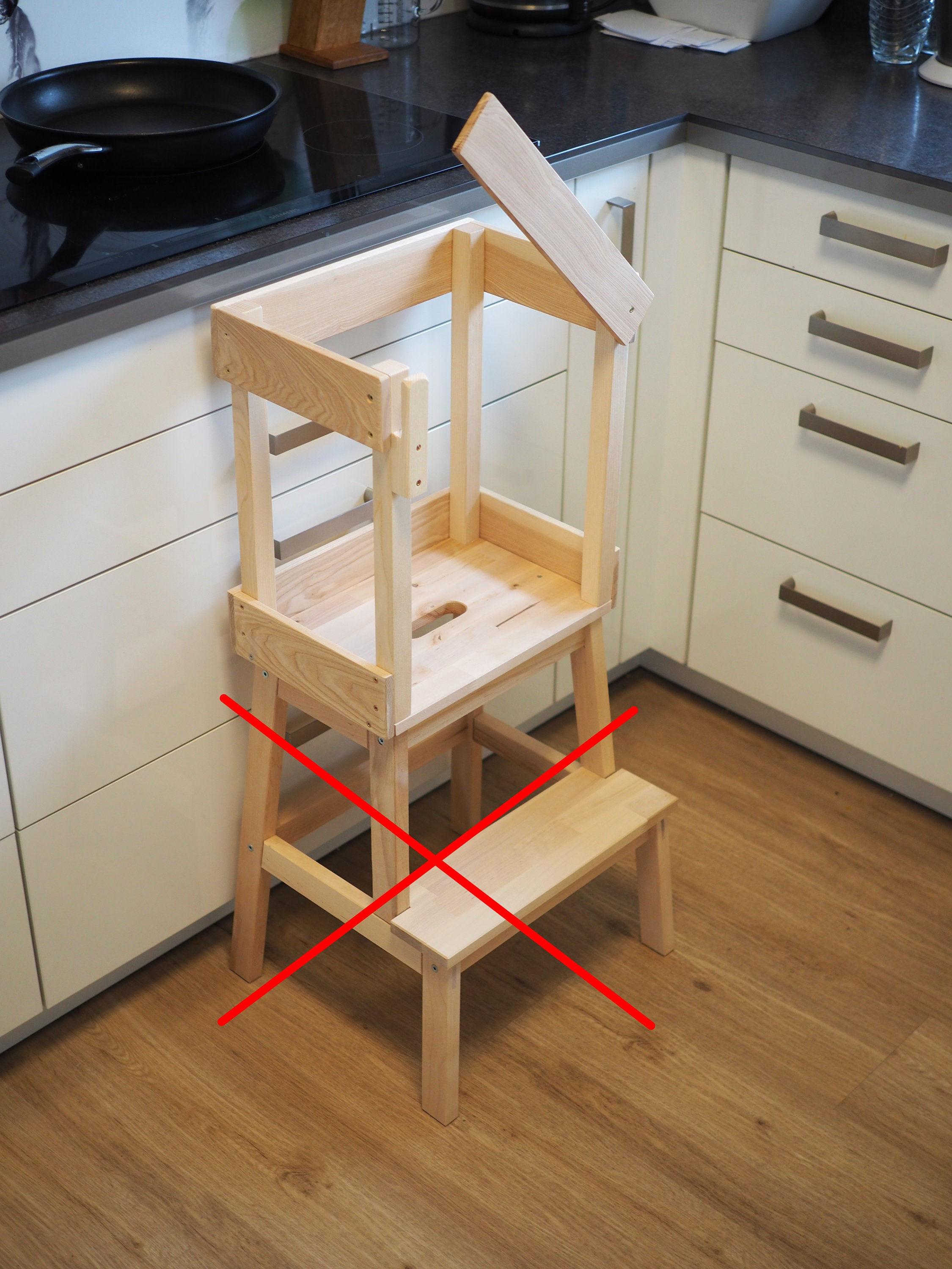 Attachment for learning tower with safety barrier according to Montessori