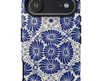Op de afbeelding: Een telefoonhoesje met een herhalend bloemenpatroon in marineblauw op een crèmekleurige achtergrond. Het ontwerp bevat gestileerde bloemen en wervelende details. De hoes heeft een camera- en flitsopening.