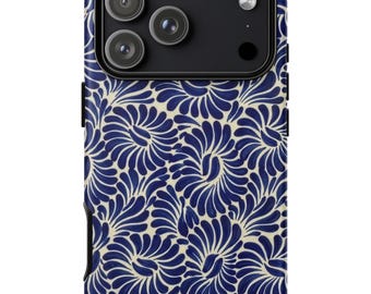 Op de afbeelding: Een smartphonehoesje met een marineblauw en crèmekleurig bloemenpatroon. De hoes heeft een rechthoekige vorm met afgeronde hoeken en een zwarte cameramodule. Het bloemenpatroon is een herhalend patroon van gestileerde bladeren.