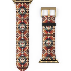 Op de afbeelding: Een gouden Apple Watch band met een geometrisch patroon in tinten rood, oranje, bruin, blauw en wit.
