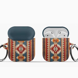 Puede incluir: Una funda para Airpods con estampado azul y rojo con un llavero plateado. La funda está abierta para revelar los Airpods blancos en el interior.