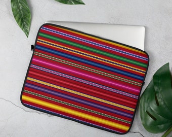 Puede incluir: Una funda para portátil con un patrón de rayas coloridas. El patrón presenta rayas rojas, amarillas, verdes, azules y rosas. La funda está hecha de un material suave y duradero y está diseñada para proteger tu portátil de arañazos y golpes.
