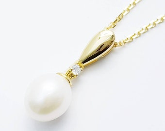 Classic single pearl pendant mounted in 925 silver with gold plating