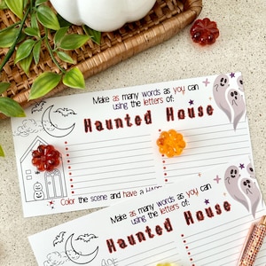 Könnte beinhalten: Zwei Halloween-Aktivitätsblätter mit dem Wort "Haunted House" in Rot. Jedes Blatt zeigt eine Strichzeichnung eines Spukhauses, eines Mondes, Fledermäusen und Geistern. Dekorative Kürbis-förmige Verzierungen sind verstreut.