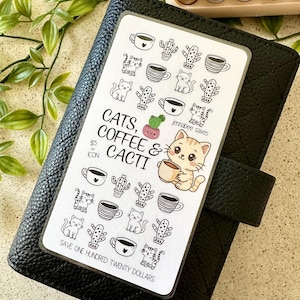 以下が含まれることがあります： 猫、コーヒーカップ、サボテンの黒い線画アイコンが描かれた長方形の白い貯金トラッカーカード。テキストには「CATS, COFFEE & CACTI」、「jennabee saves」、「$5 = ICON」、「SAVE ONE HUNDRED TWENTY DOLLARS」と書かれています。小さなカラーの猫のイラストが含まれています。