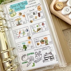 Pode incluir: Um inserto de plástico transparente para fichário com um desafio de poupança com tema de jardim. O texto diz Grow At Your Own Pace com seis passos, ilustrações de abelhas, vegetais e ferramentas de jardim, e uma seção de poupança extra.