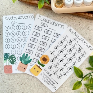 Pode incluir: Três cartões brancos com temas de planejamento financeiro. Os cartões apresentam ilustrações de plantas e símbolos de dinheiro. O texto inclui "Payday Advance", "Personal Loan" e "Buy Now Pay Later". Uma calculadora é visível no fundo.