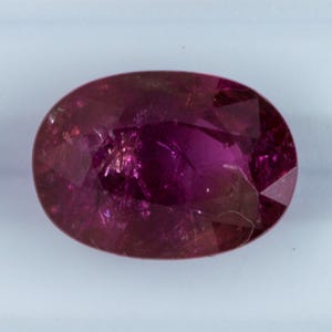 Puede incluir: Una taza de cerámica blanca con un asa negra y el texto "But First, Coffee" en un estilo manuscrito. La taza está sobre una superficie blanca. La taza mide aproximadamente 10 cm de altura.