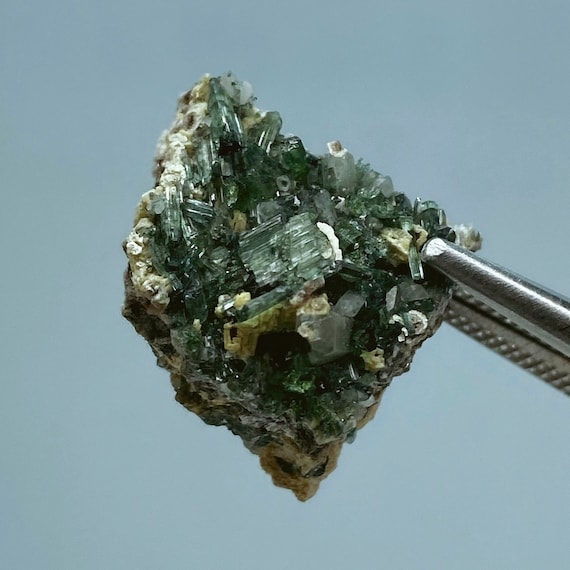 ブラジルのミナスジェライス州産、クォーツマトリックス上のインディゴ