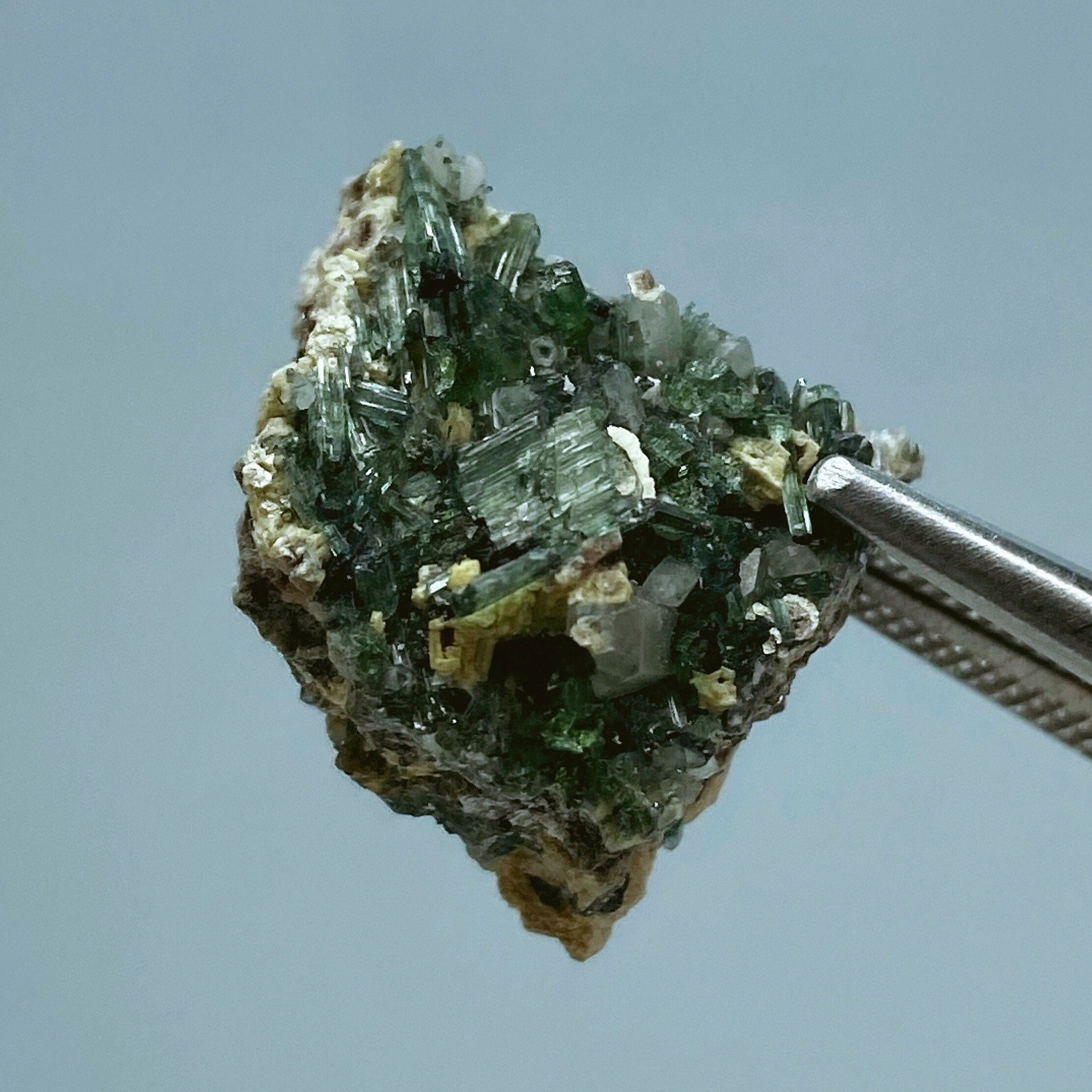 ブラジルのミナスジェライス州産、クォーツマトリックス上のインディゴ