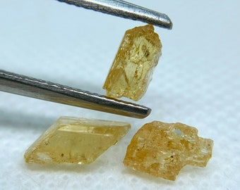 Conjunto de cristales de topacio imperial en bruto natural de Brasil.
