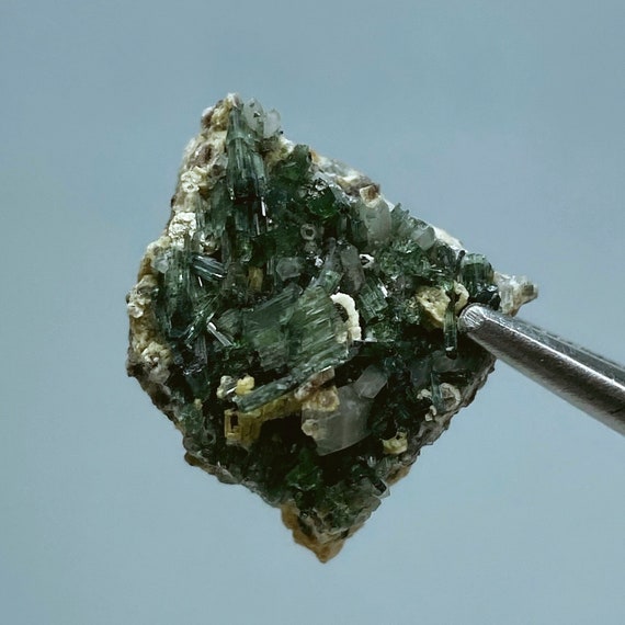 ブラジルのミナスジェライス州産、クォーツマトリックス上のインディゴ