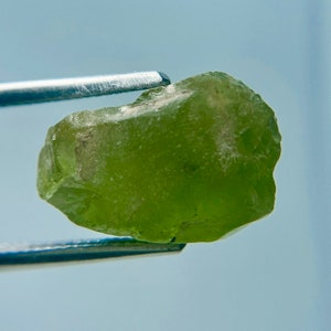 Cristallo gemma di peridoto (olivina o crisolite).