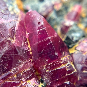 Cristales de rubí naturales en matriz procedentes de Winza, Tanzania.