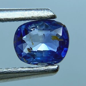 Saphir bleu non chauffé naturel de Ceylan.