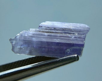 Natuurlijk ruw tanzaniet kristal uit Tanzania.