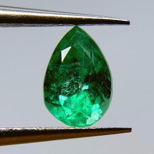 Natural emerald from Muzo, Colombia. (IGI certified.)
