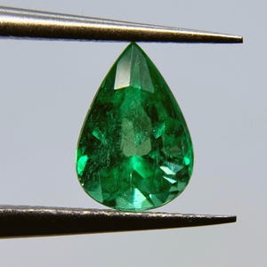 Natural emerald from Muzo, Colombia. (IGI certified.)