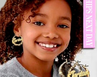 Collier prénom personnalisé pour enfant. Créoles personnalisées : collier plaque signalétique en or, boucles d'oreilles en bambou