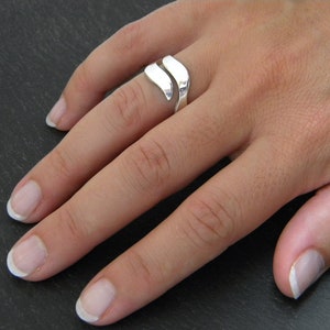 Anillo de plata con olas. Anillo original y elegante. Anillo cómodo. Anillo de diseño contemporáneo. Anillo abierto