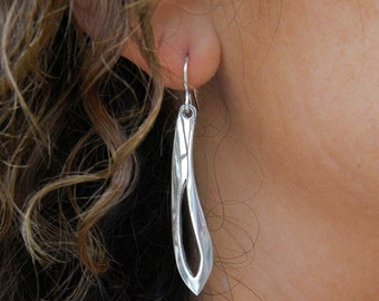 Handgjorda hängande örhängen i sterlingsilver, eleganta hantverkssmycken